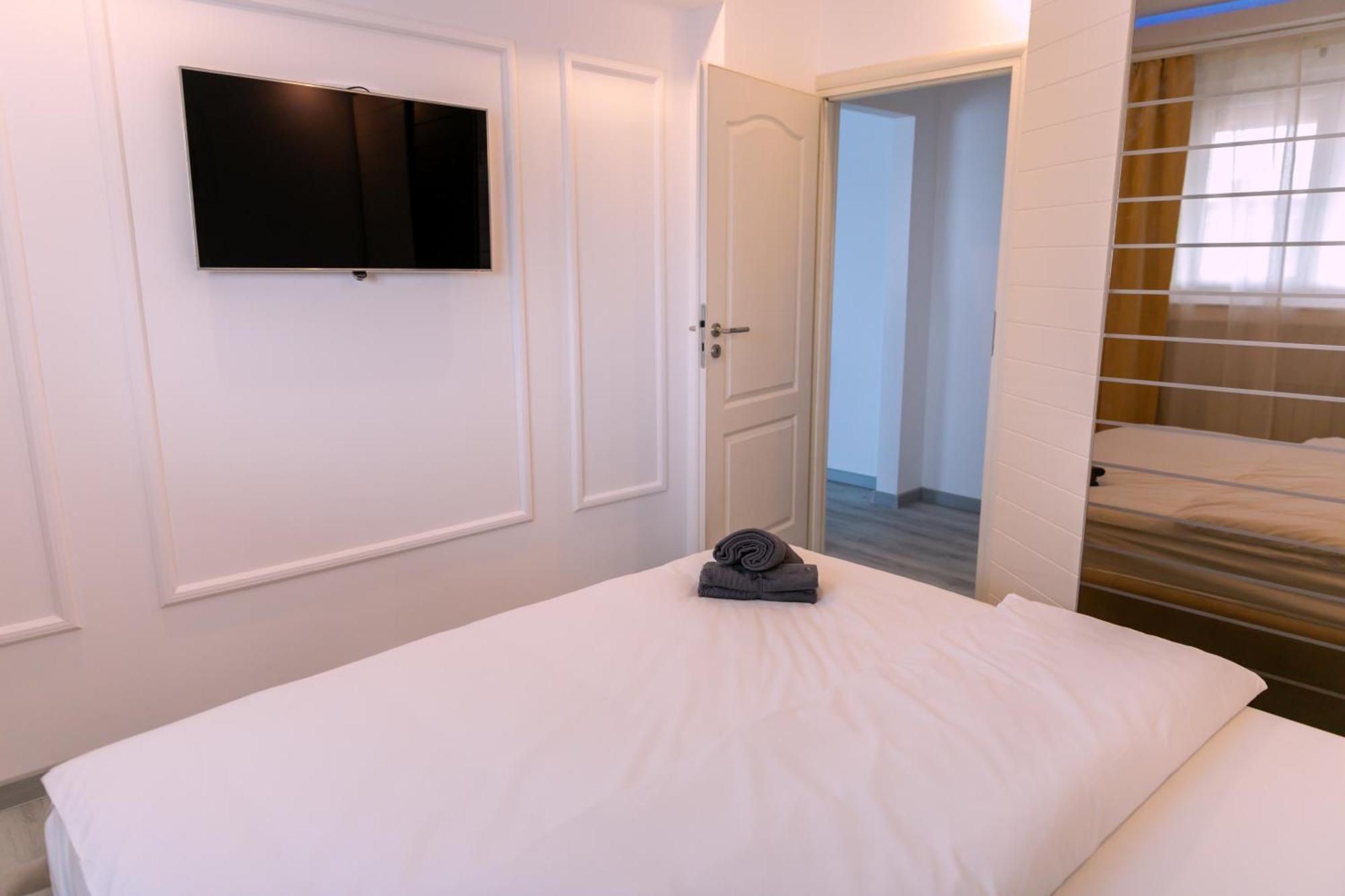 Nicolae Balcescu Dream House Apartment Bukares Bagian luar foto
