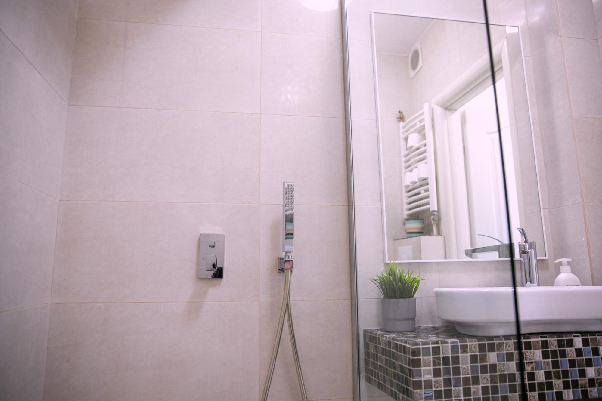 Nicolae Balcescu Dream House Apartment Bukares Bagian luar foto