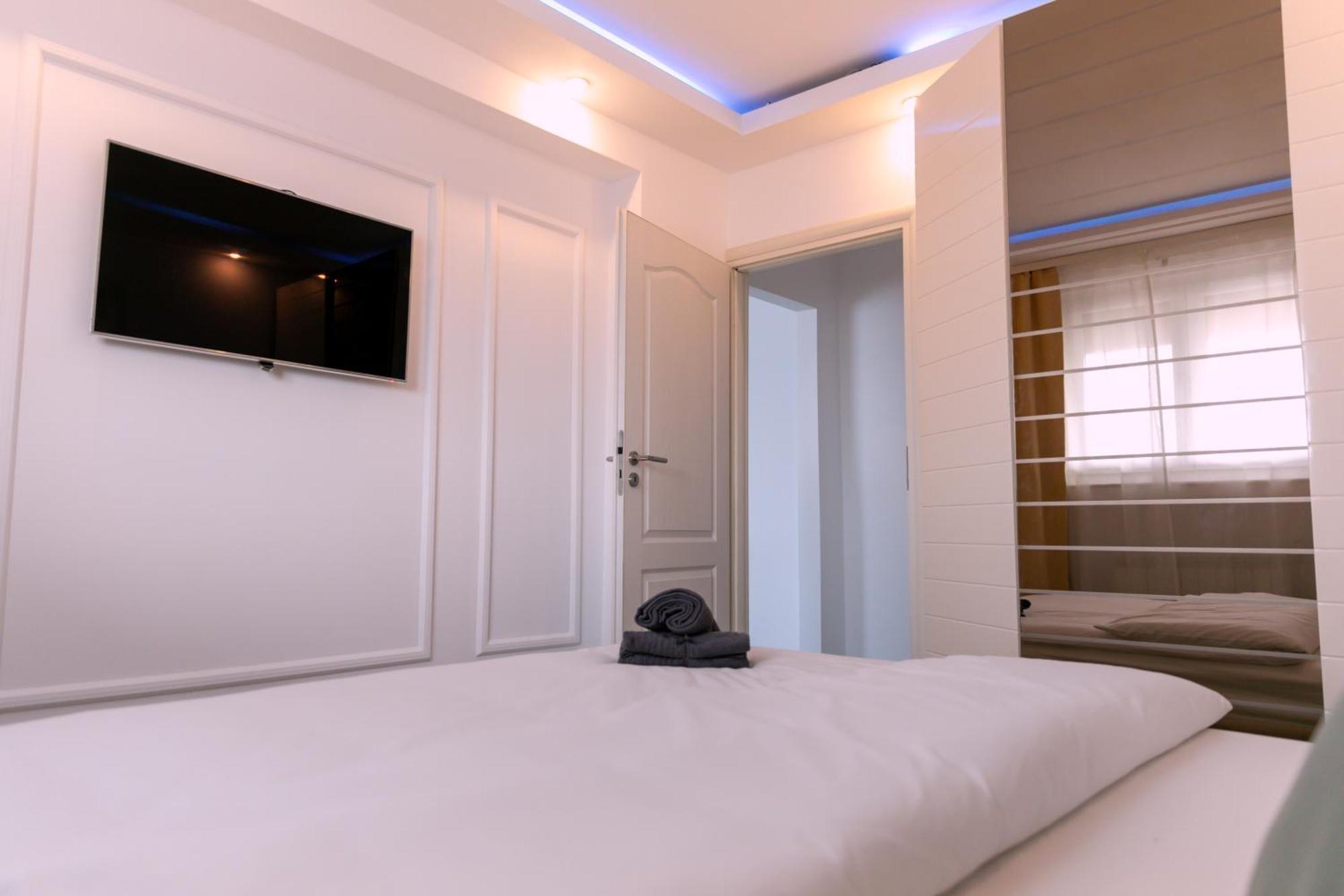 Nicolae Balcescu Dream House Apartment Bukares Bagian luar foto